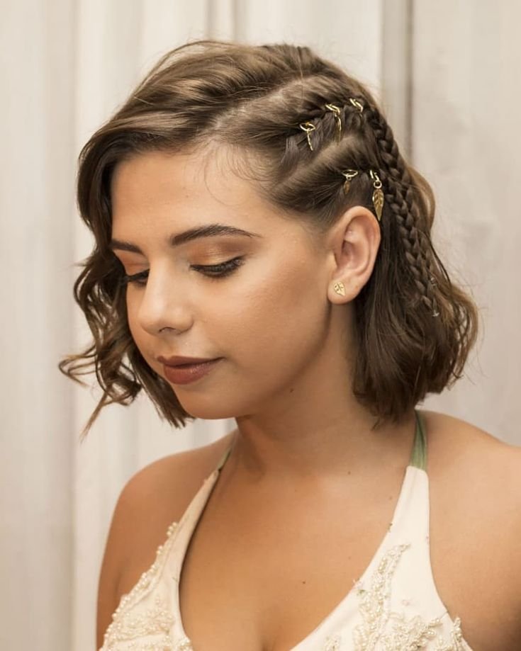Trenza lateral pequeña en un bob ondulado