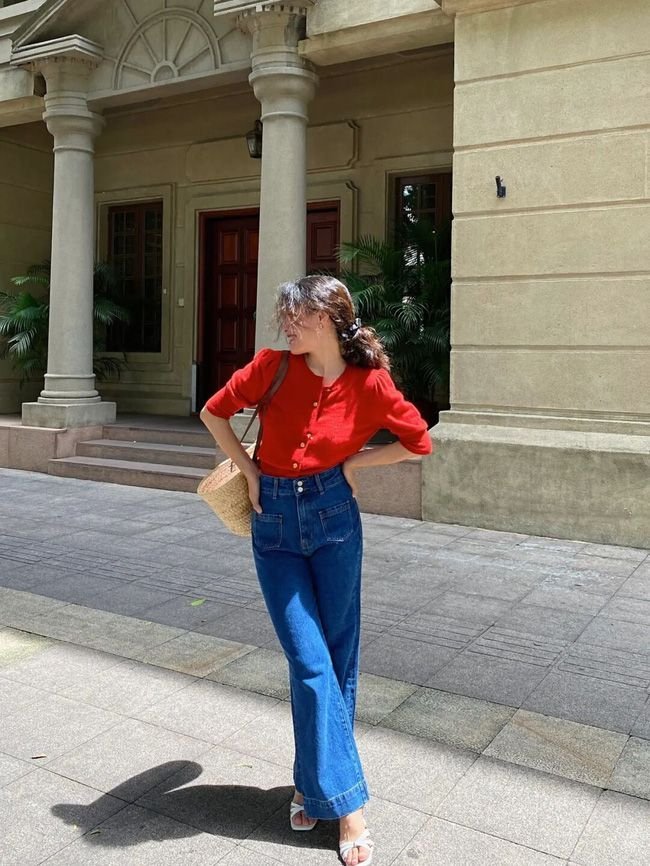Jersey rojo con jeans rectos azules