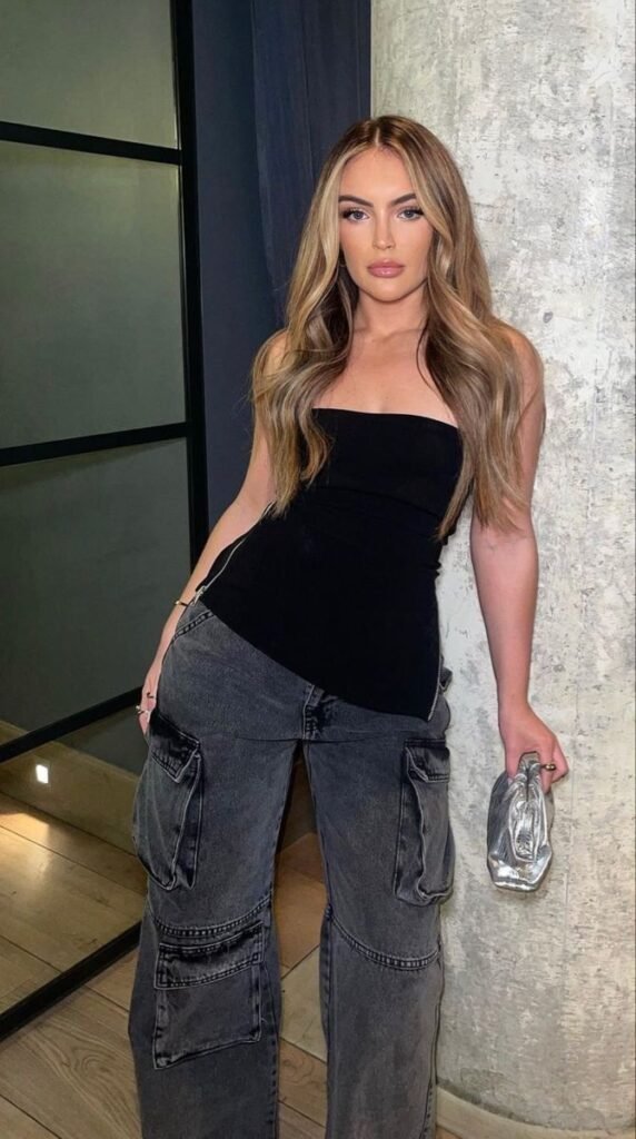 Top negro palabra de honor con pantalón cargo gris