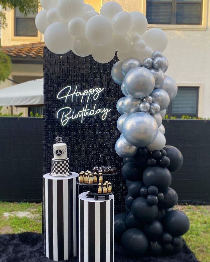 Fondo de lentejuelas negro con arco de globos grises y negros
