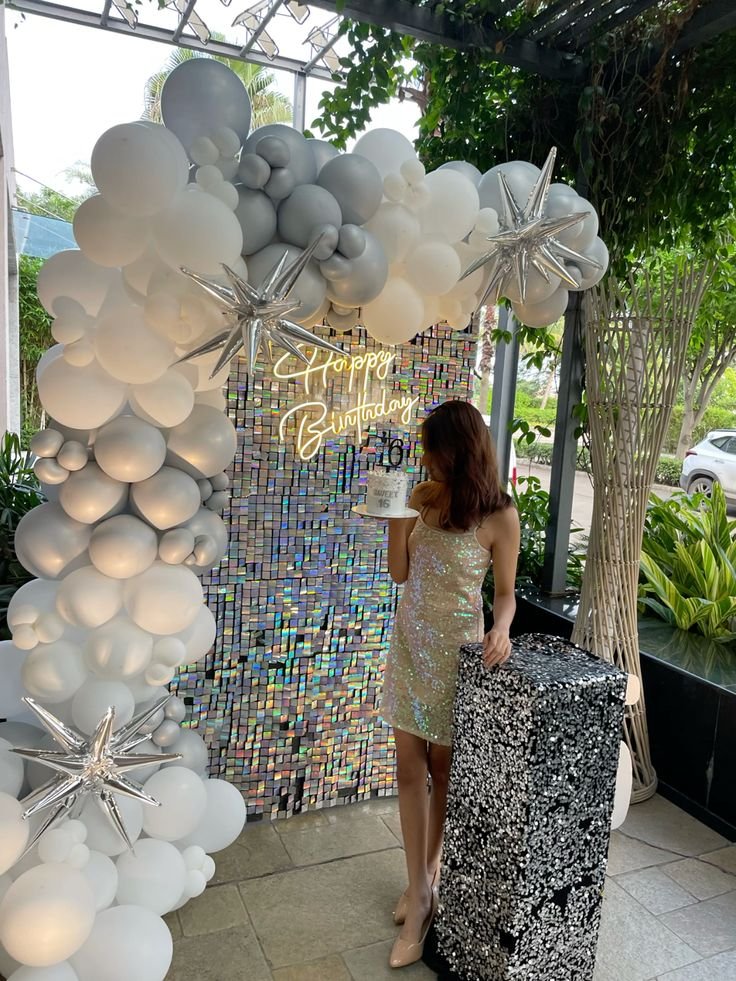 Fondo de lentejuelas plateadas con globos blancos y grises