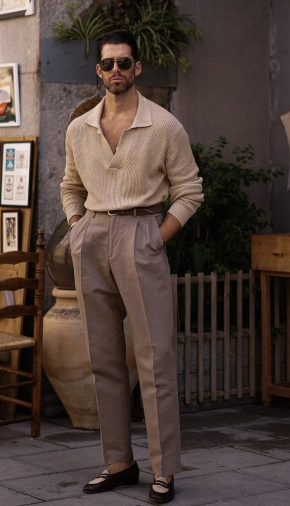 Camisa marrón claro con pantalón marrón de pinzas