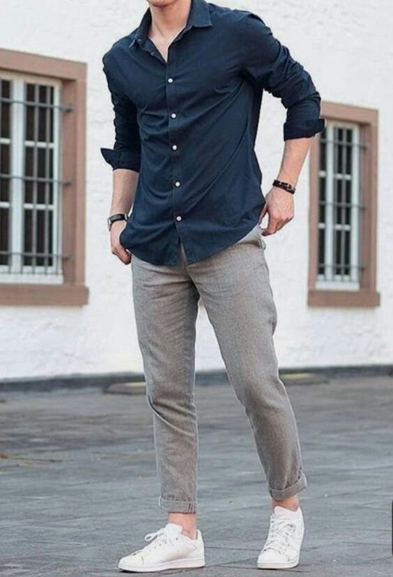 Camisa azul oscuro con chinos grises y tenis blancos