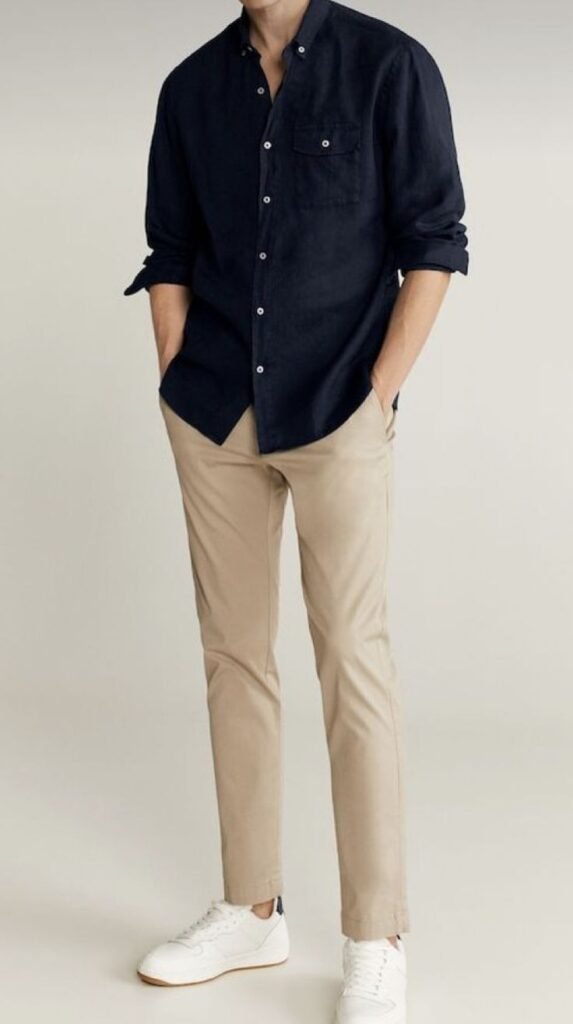 Camisa azul marino de lino con chinos beige y tenis blancos