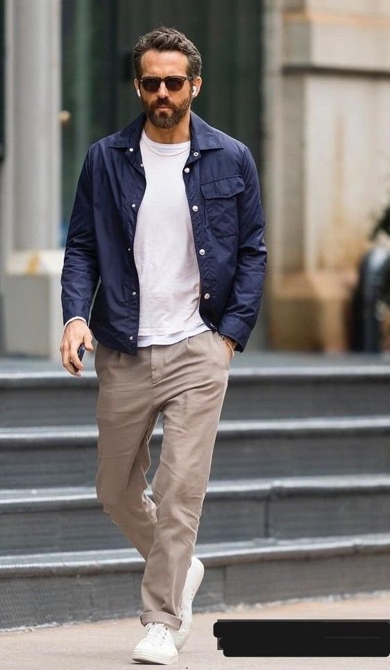 Chaqueta azul marino con camiseta blanca y pantalón beige