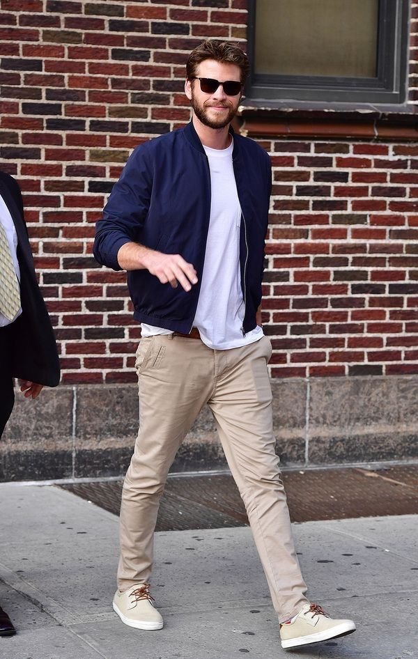 Chaqueta azul marino con camiseta blanca y chinos beige