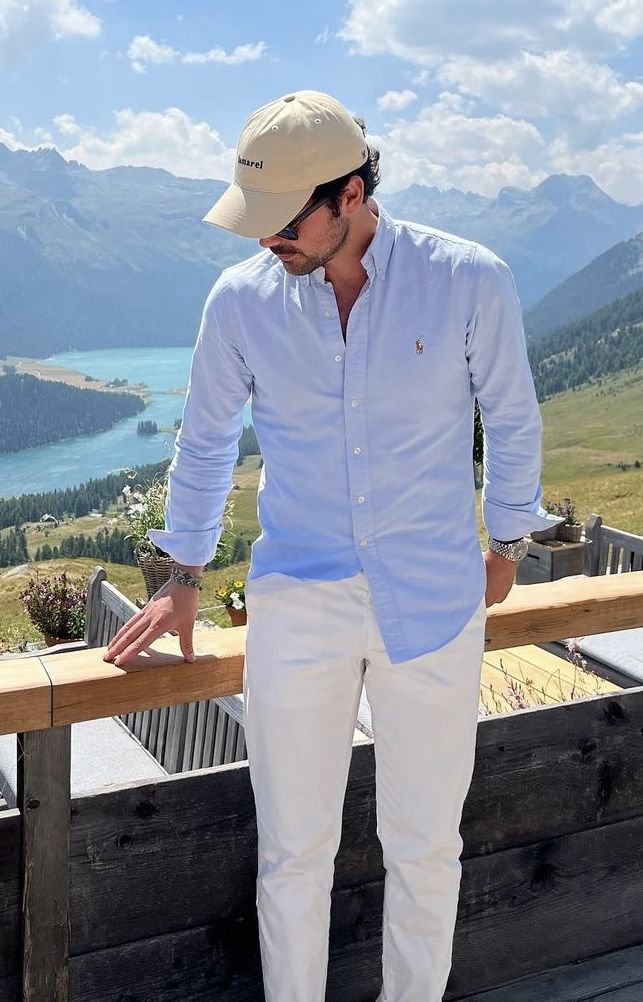 Camisa azul claro con pantalón blanco y gorra