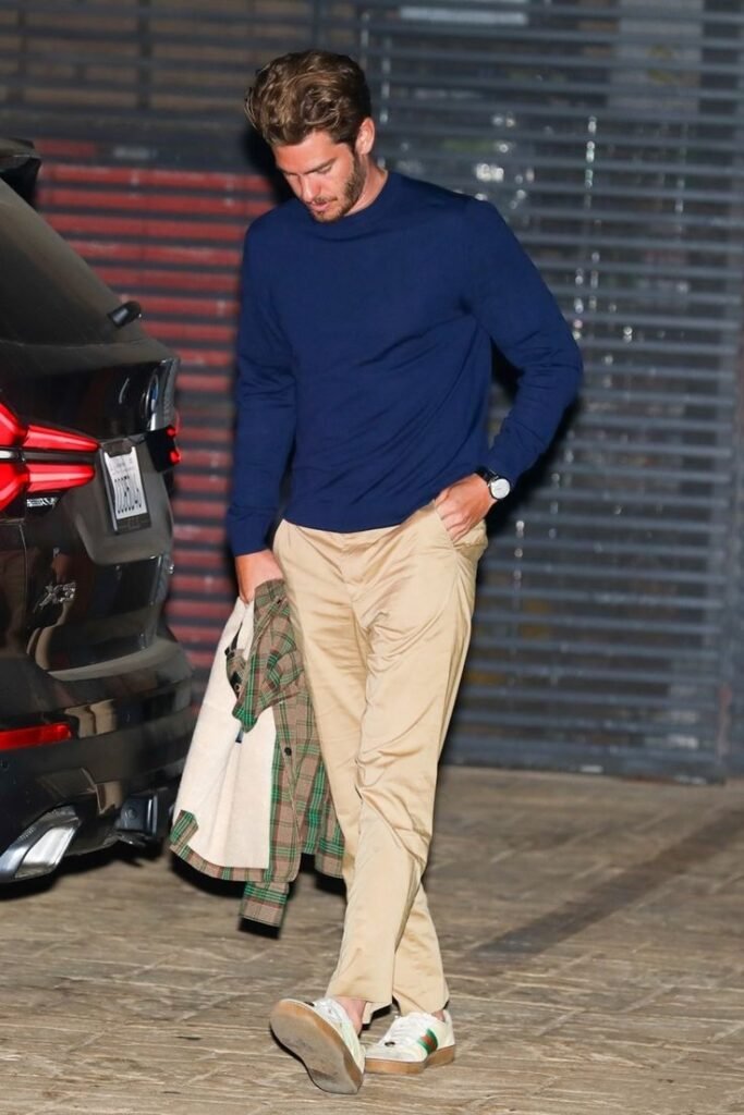 Jersey azul marino con chinos camel