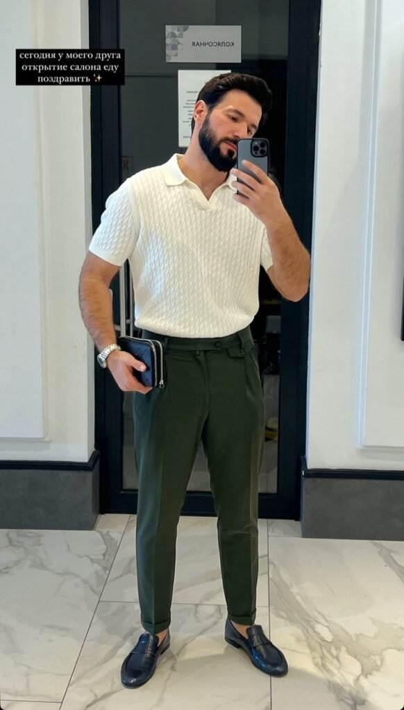 Polo de punto crema con pantalón verde oscuro