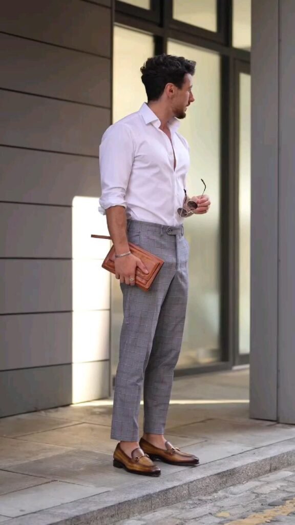 Camisa rosa claro con pantalón gris y mocasines marrones