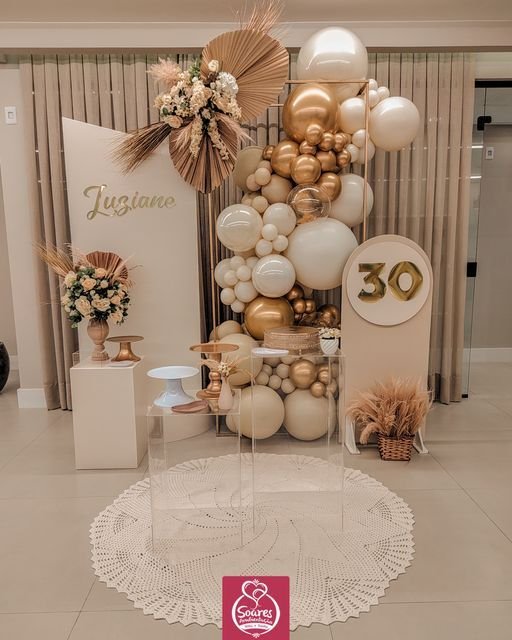 Montaje beige y dorado con el número 30 y pampa seca