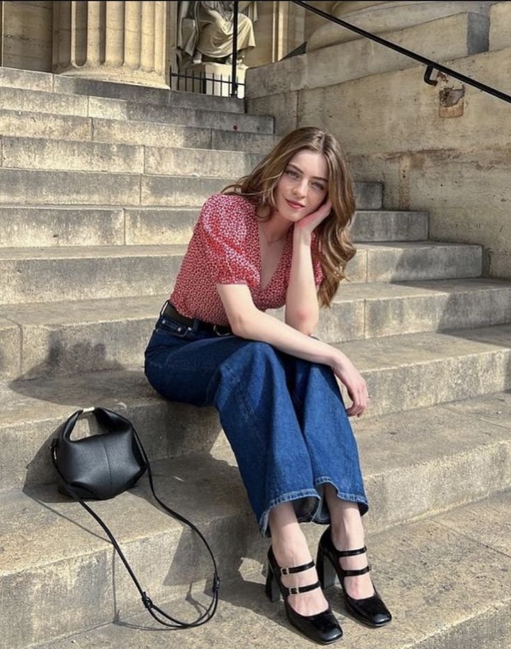Top rosa estampado con jeans y merceditas negras