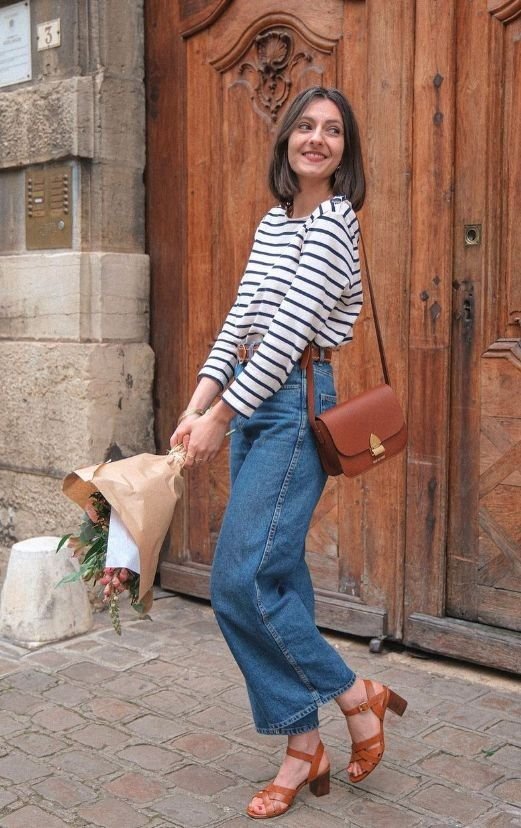 Camiseta de rayas con jeans rectos y sandalias marrones