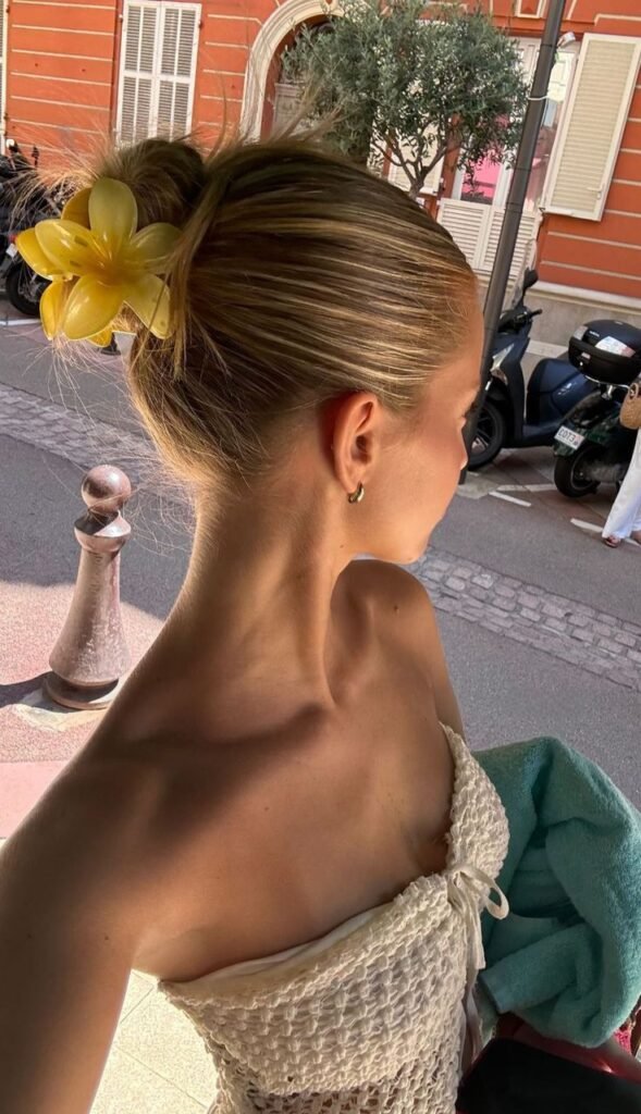 Recogido bajo pulido con una flor amarilla
