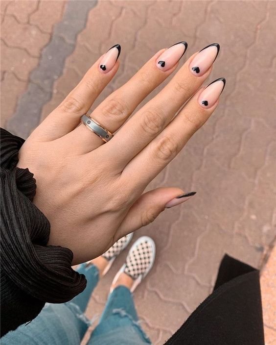 Uñas nude con puntos negros