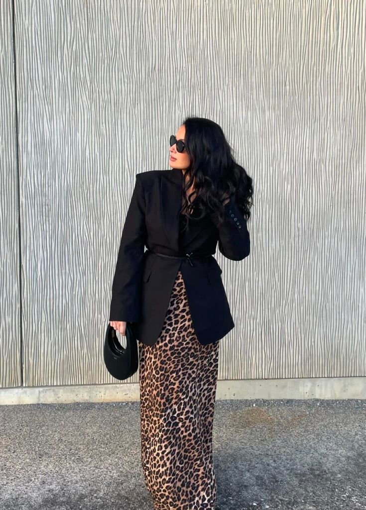 Blazer negro con pantalón de leopardo