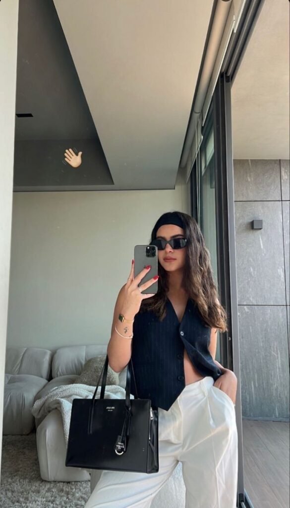 Camisa negra con pantalón blanco ancho