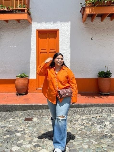 Camisa azul de rayas con pantalón beige ancho