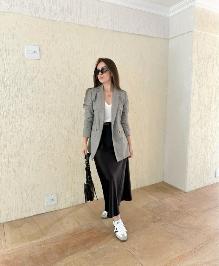 Blazer de cuadros con falda midi negra y tenis