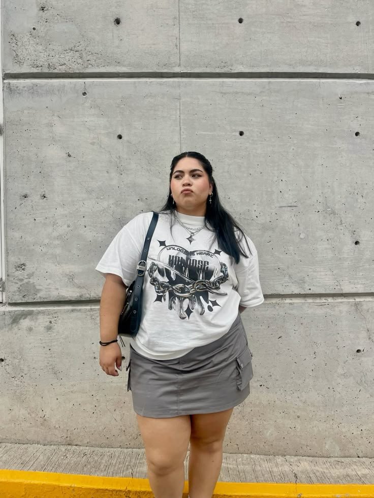 Chaleco rosa con pantalón gris