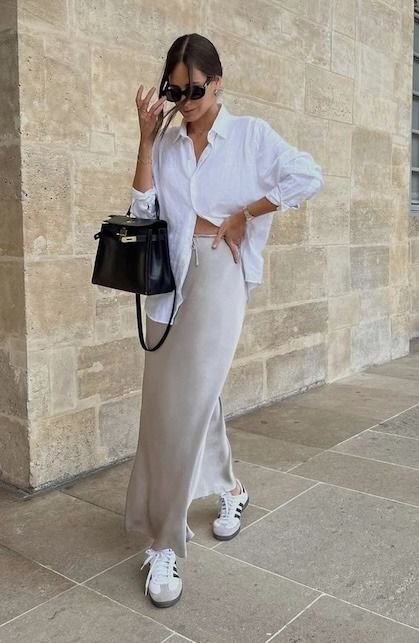 Camisa blanca con pantalón crema ancho y tenis