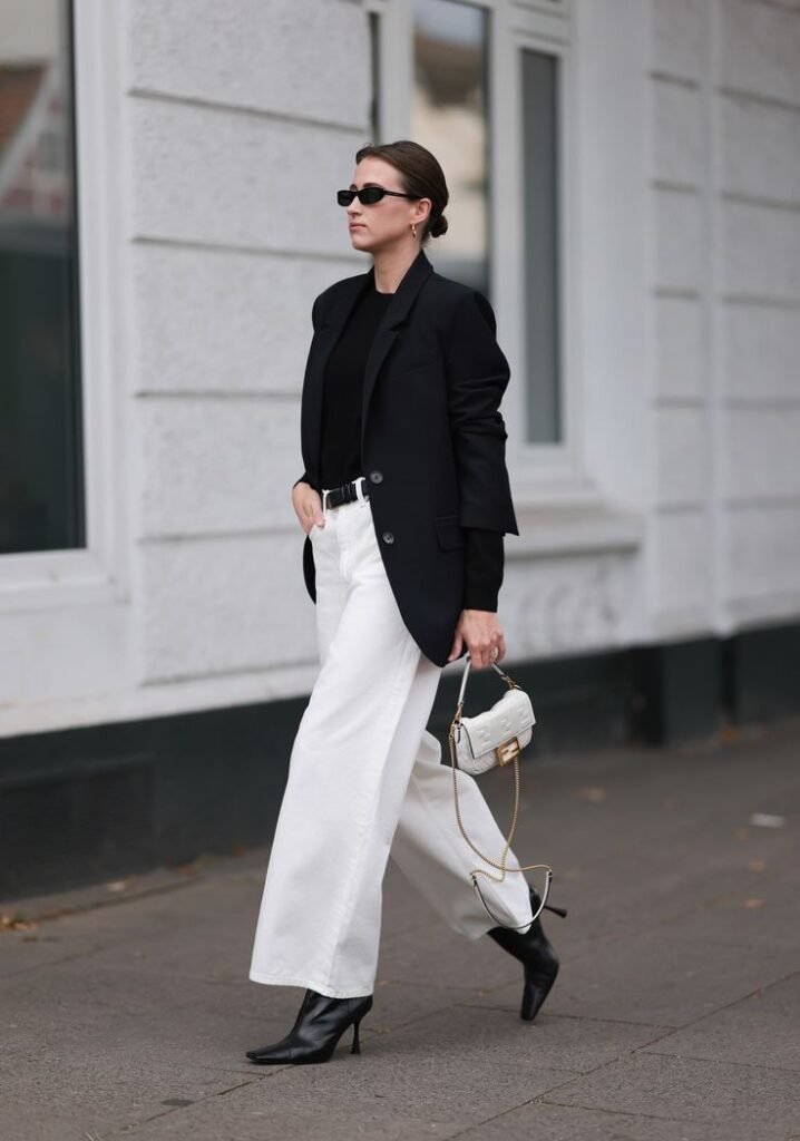 Blazer negro con pantalón blanco ancho