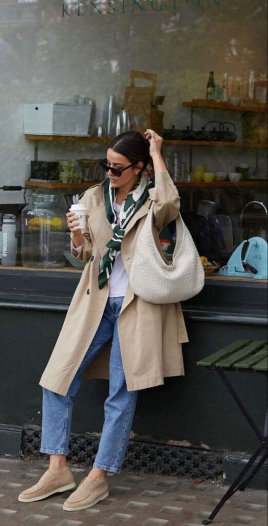 Abrigo largo beige con jeans y pañuelo