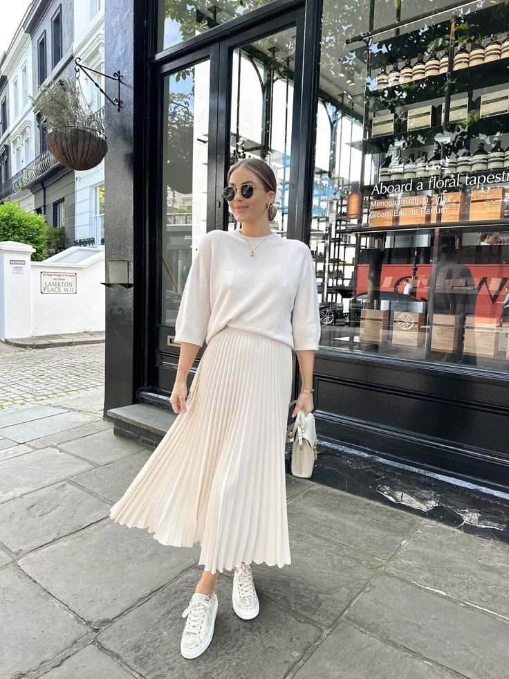Jersey crema con falda midi plisada blanca