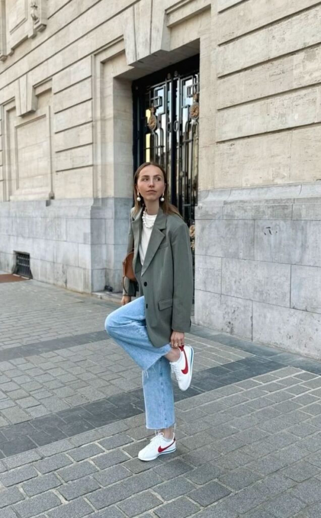 Chaqueta verde con jeans claros y tenis