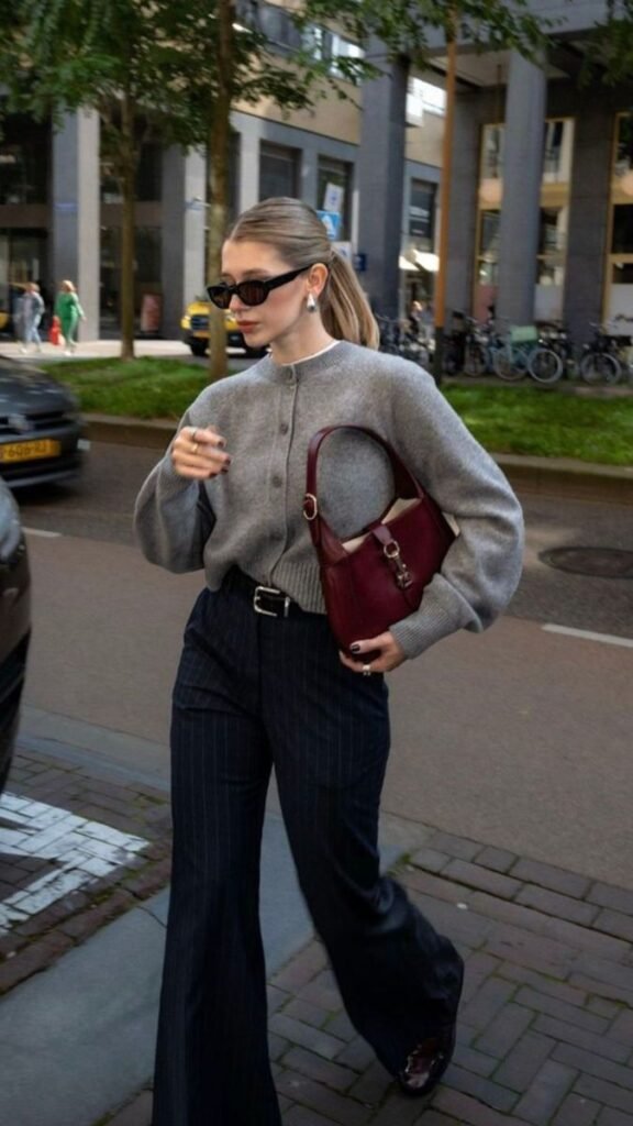Jersey gris con pantalón de raya diplomática negro