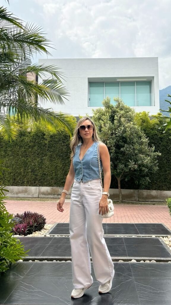 Chaleco vaquero con pantalón crema ancho