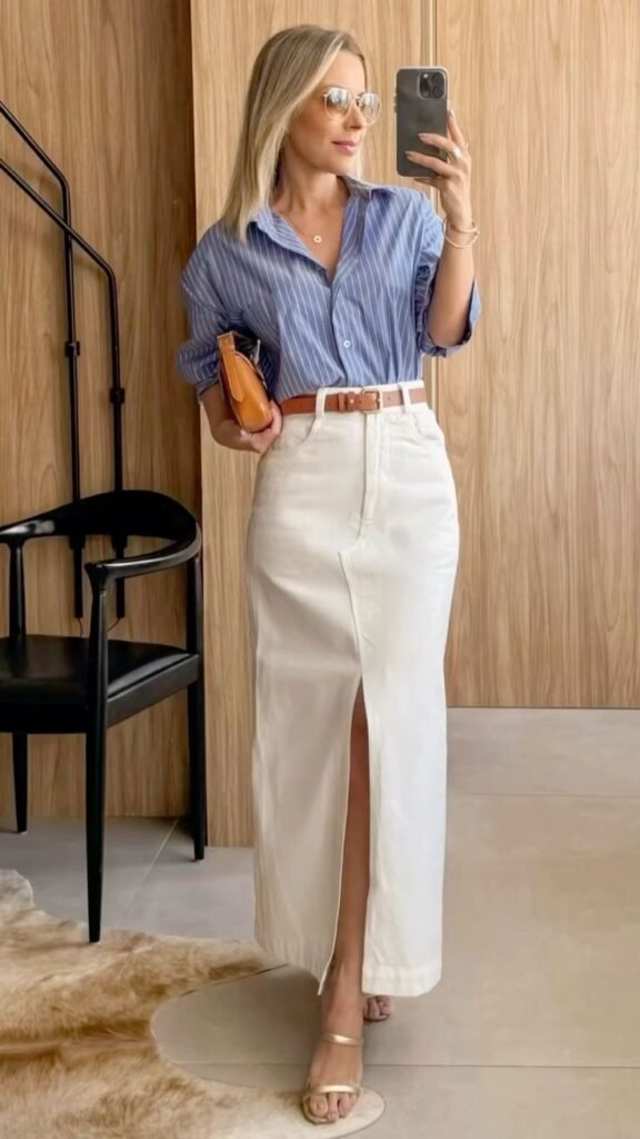 Camisa de rayas azul con falda blanca con abertura