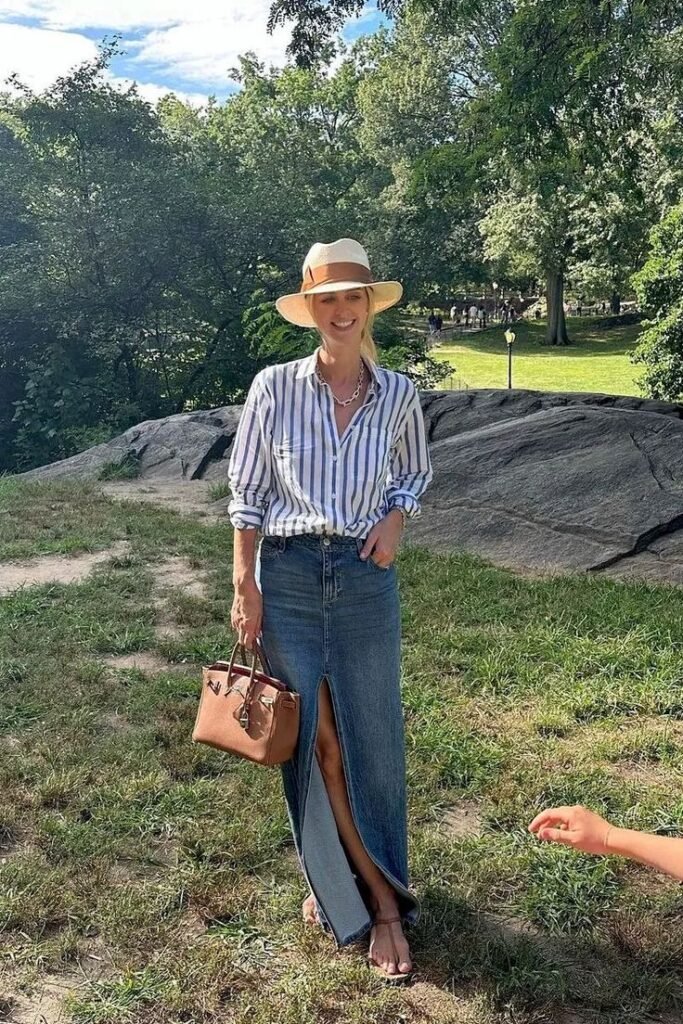Camisa de rayas con falda vaquera larga y sombrero