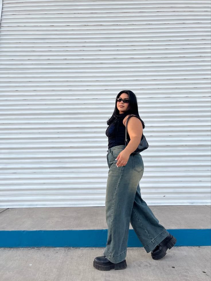 Top negro con jeans anchos de tiro alto
