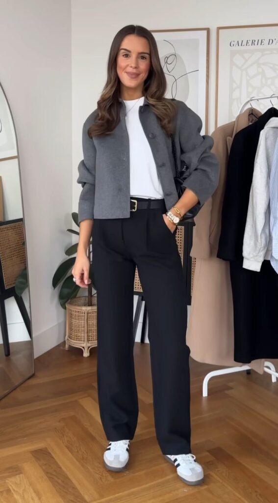 Sudadera gris con pantalón negro ancho y tenis