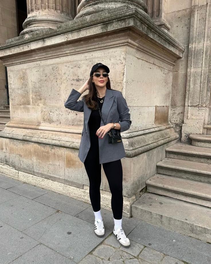 Blazer gris con leggings negros y tenis blancas