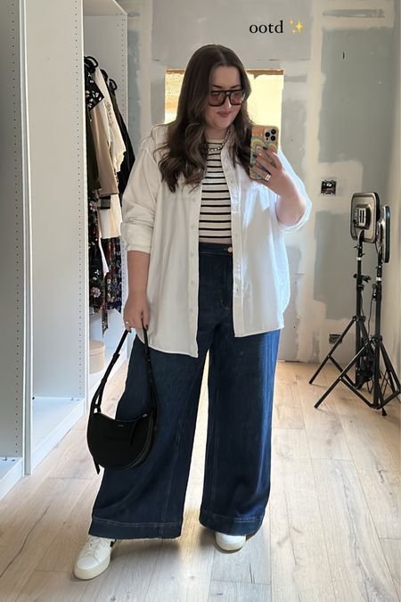 Jersey beige con jeans anchos claros