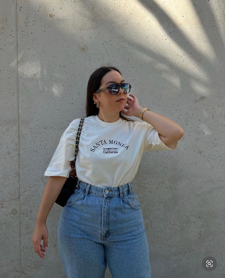 Camisa naranja con jeans anchos