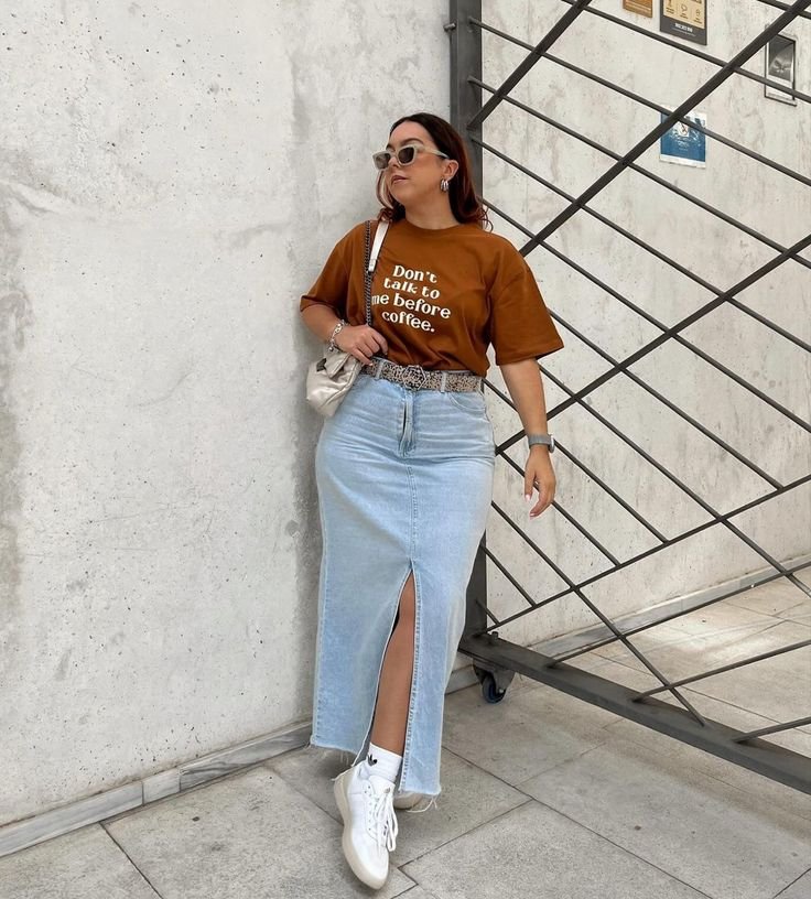 Camisa rosa con pantalón blanco