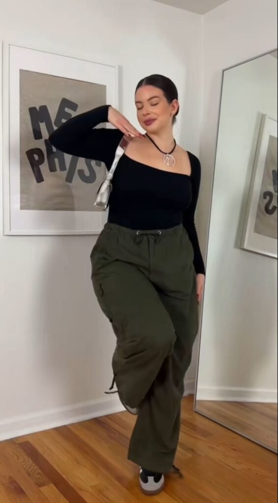 Camisa azul claro con jeans anchos y pañuelo en el pelo