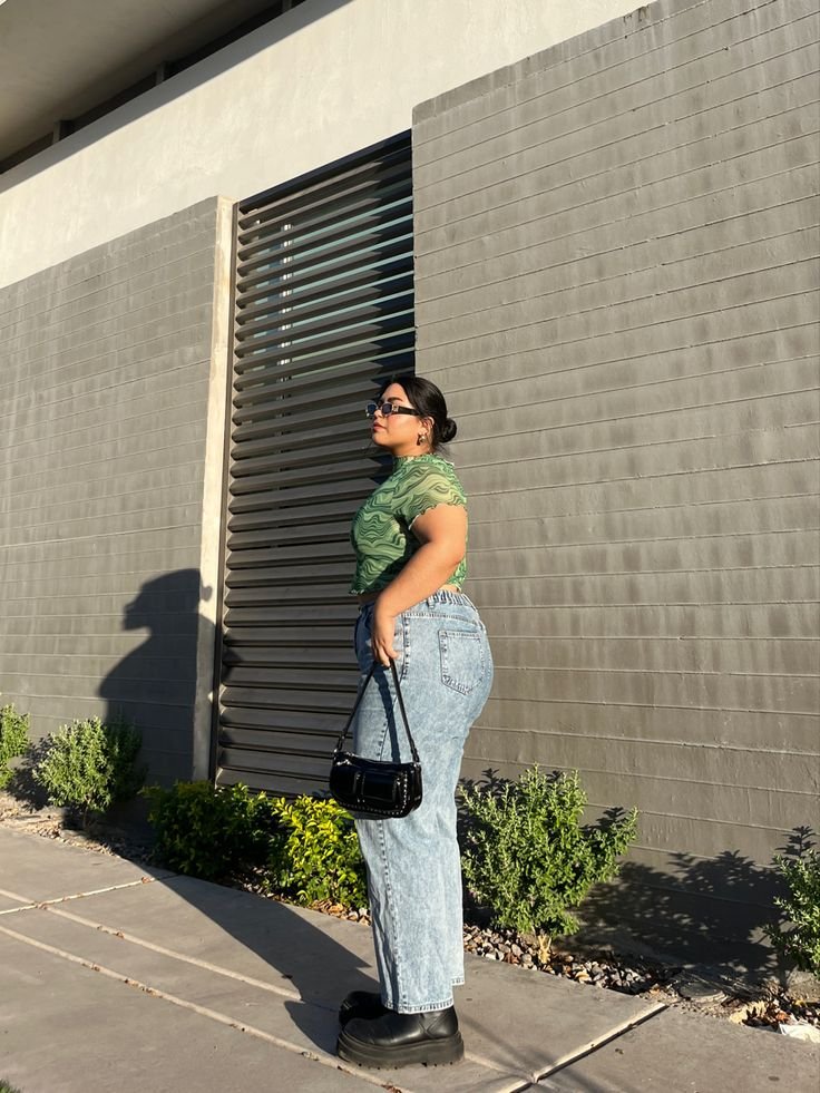 Camiseta blanca con jeans claros de tiro alto