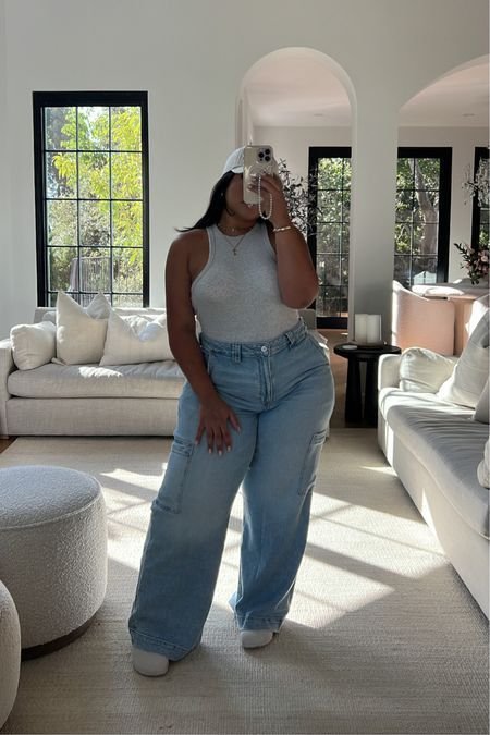 Camisa blanca oversize con pantalón camel