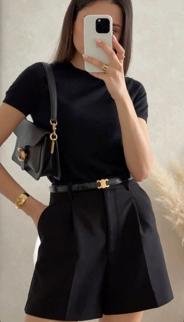 Camiseta negra con short negro de pinzas