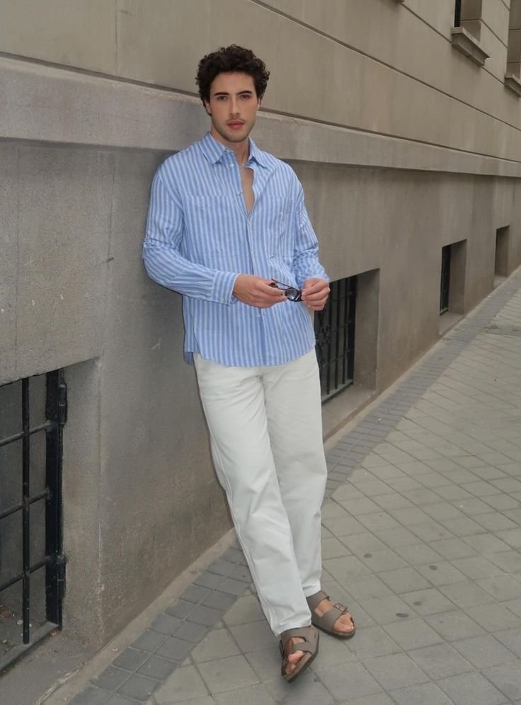 Camisa de rayas azul con pantalón blanco y sandalias