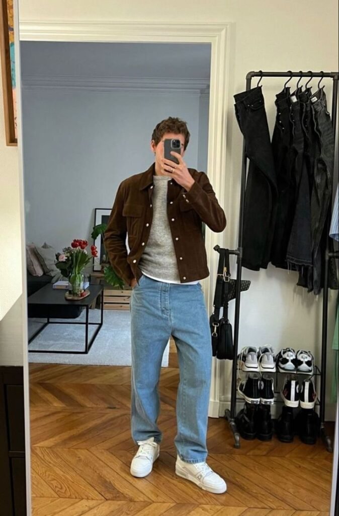 Chaqueta marrón de ante con camiseta blanca y jeans