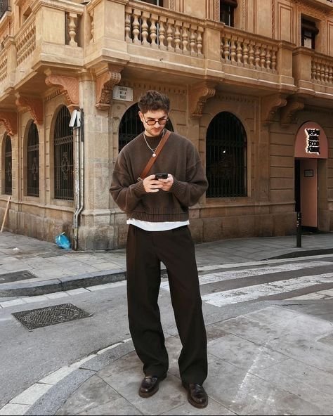 Jersey marrón con pantalón marrón ancho