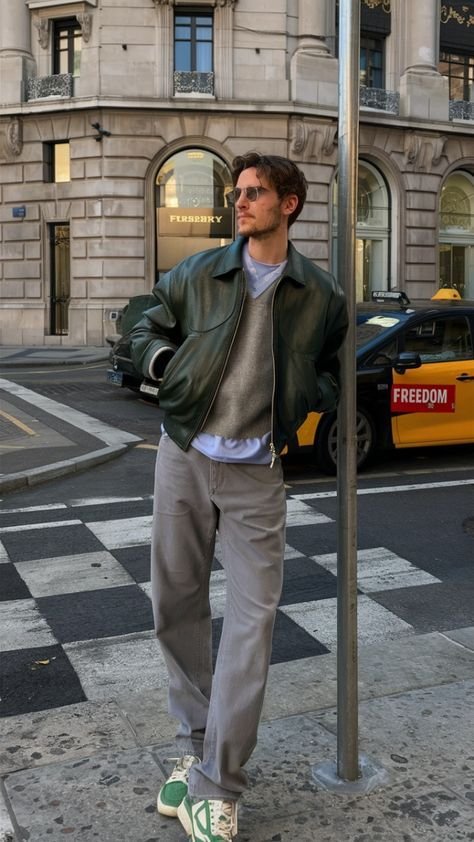 Bomber verde con camiseta gris y pantalón marrón