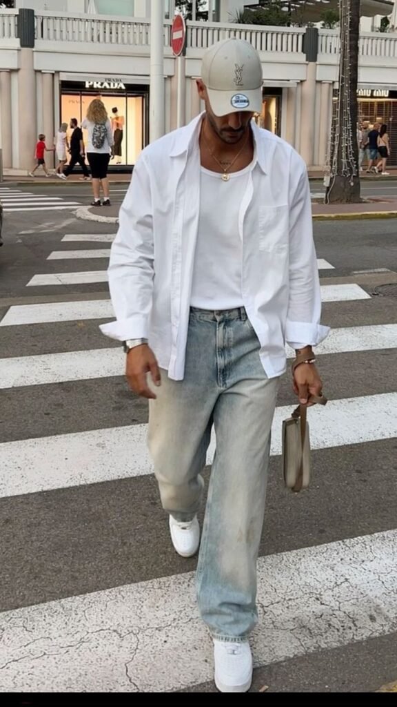 Camisa blanca abierta con jeans claros