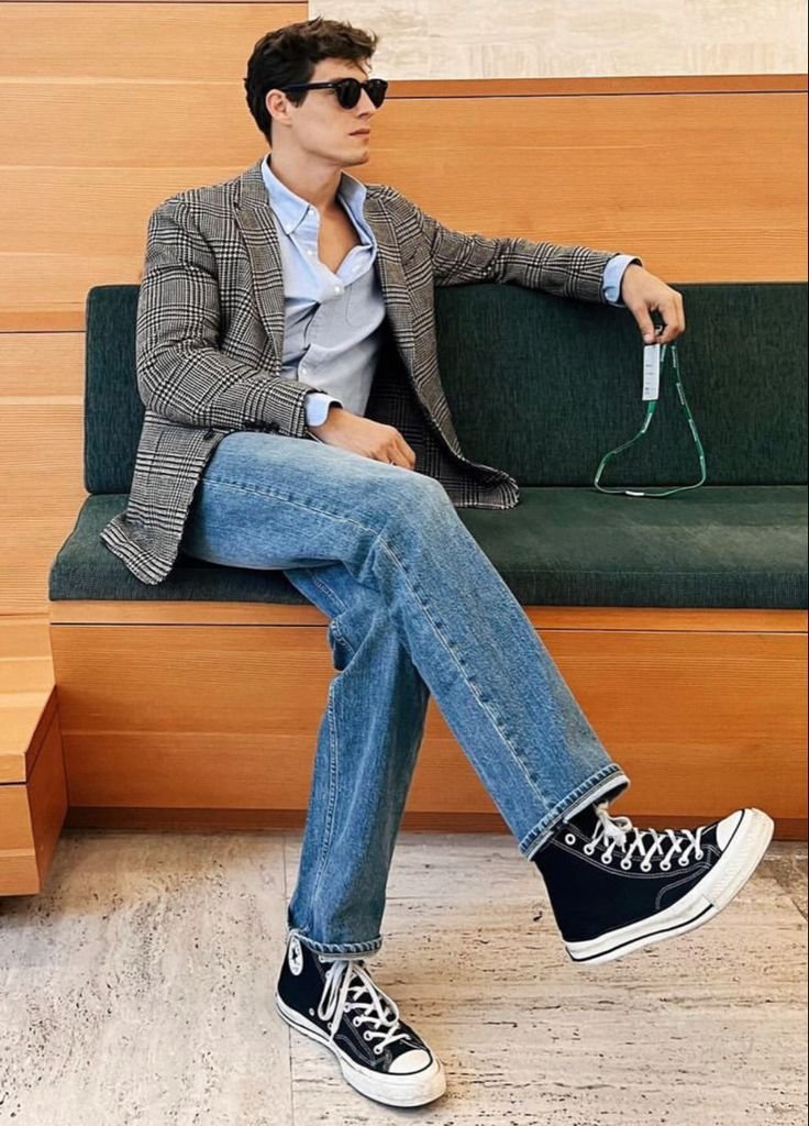Blazer de cuadros con camiseta blanca, jeans y zapatillas de lona