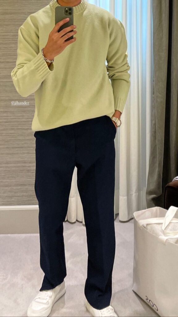Sudadera verde lima con pantalón negro ancho